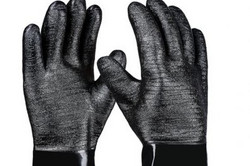 schwarze Kälteschutzhandschuhe