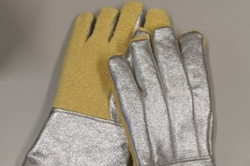 ein Paar Hitzeschutzhandschuhe 