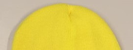gelbe Strickmütze mit einem Reflektorstreifen