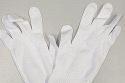 ein Paar weiße Baumwollhandschuhe